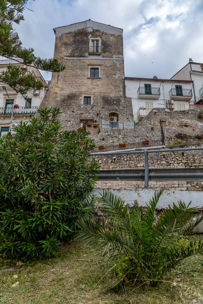 Cidade histórica de Rodi Garganico sobre uma rocha no alto do mar com ruas estreitas e escadas íngremes, Península de Gargano, Província de Foggia, Itália
 - Foto, Imagem