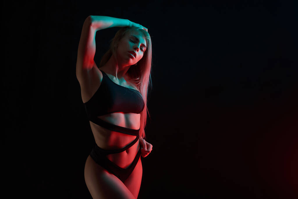 Lengyel táncos lány tökéletes testtel fekete szexi fehérneműben. Éjszakai klub fogalma - Fotó, kép