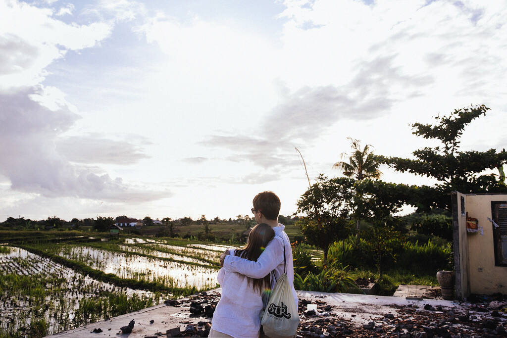 Birbirine aşık çiftler Endonezya 'nın Bali adasında romantik bir yürüyüşte kucaklaşıp eğleniyorlar.  - Fotoğraf, Görsel