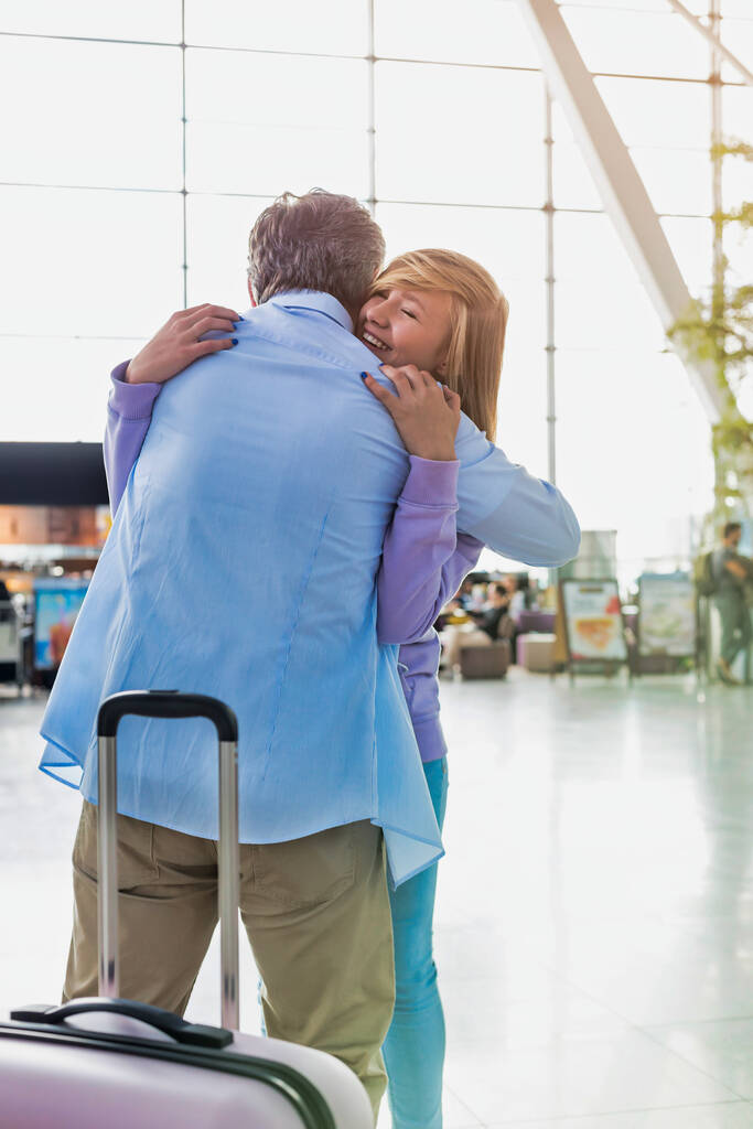 Portret dojrzałego mężczyzny łączącego się z córką na lotnisku - Zdjęcie, obraz