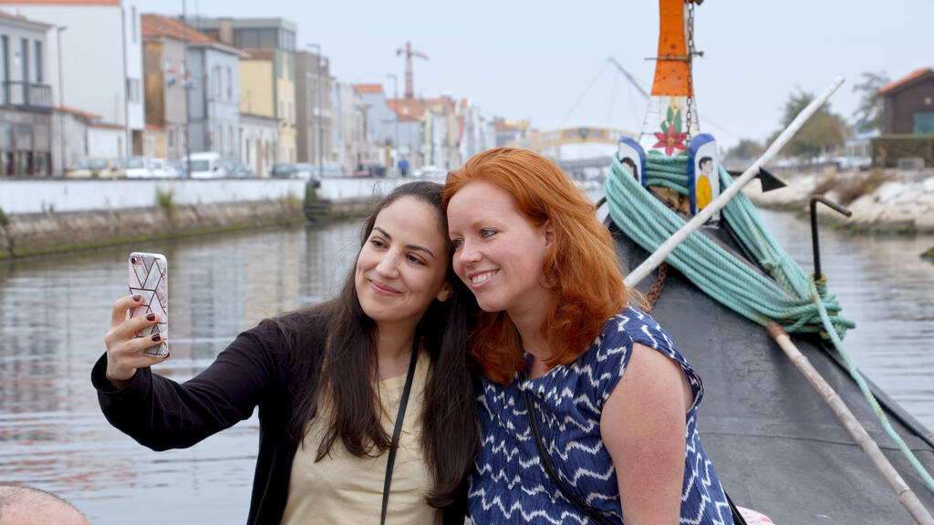 Δύο νεαρές γυναίκες στην πόλη Aveiro της Πορτογαλίας - Φωτογραφία, εικόνα