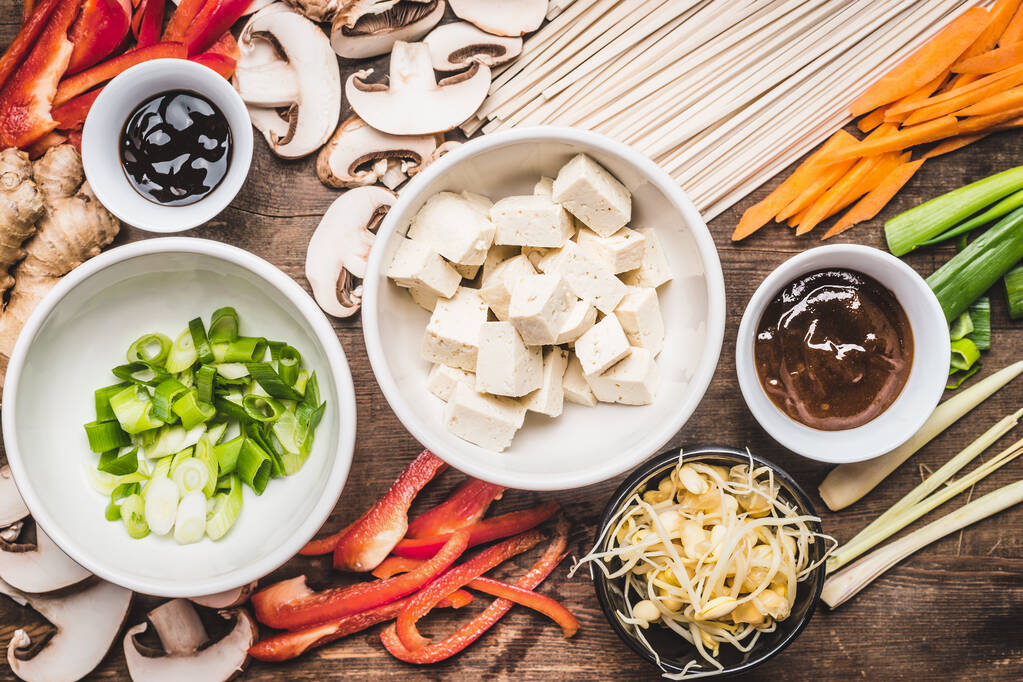 Bovenaanzicht van Aziatische vegetarische kookingrediënten voor roerbak met tofu, noedels en groenten - Foto, afbeelding