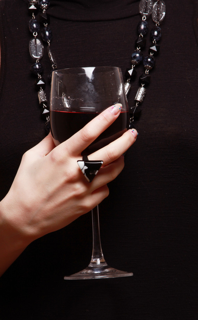 Un bicchiere da vino in mani femminili
 - Foto, immagini