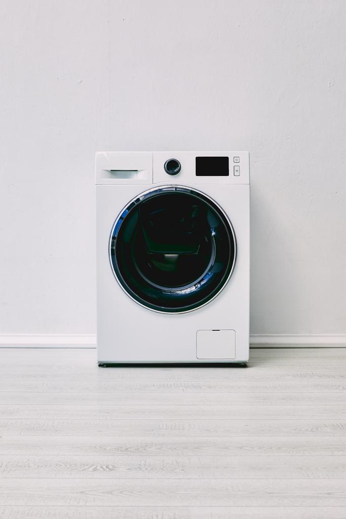 Weiße Waschmaschine neben Wand im Badezimmer  - Foto, Bild