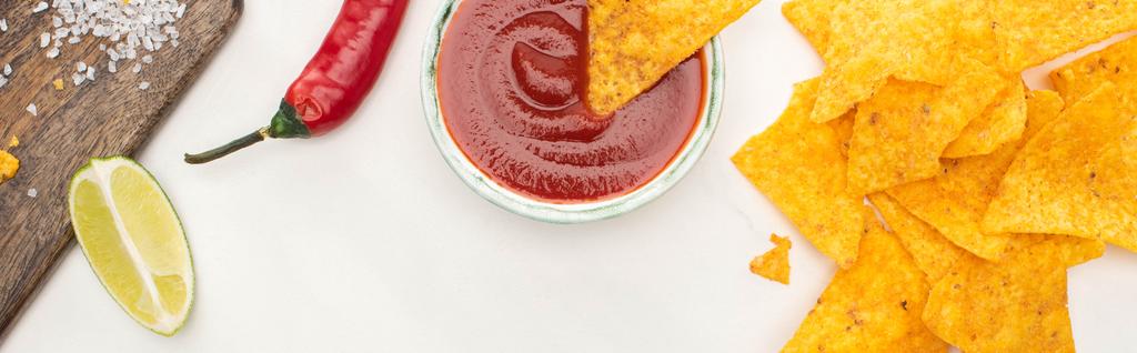 felső kilátás a kukorica nachos lime, chili, ketchup fehér háttér, panoráma lövés - Fotó, kép