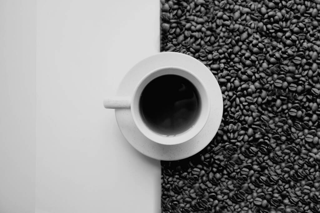 Zbliżenie ujęcie filiżanki kawy z ziarnem kawy na białym tle - Zdjęcie, obraz