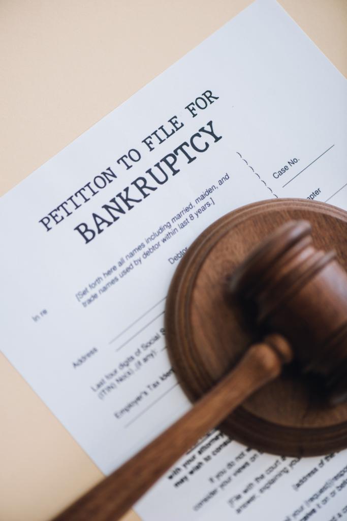 Вид зверху на данину на документі з петицією для подання заяви про банкрутство ізольовано на бежевому
 - Фото, зображення
