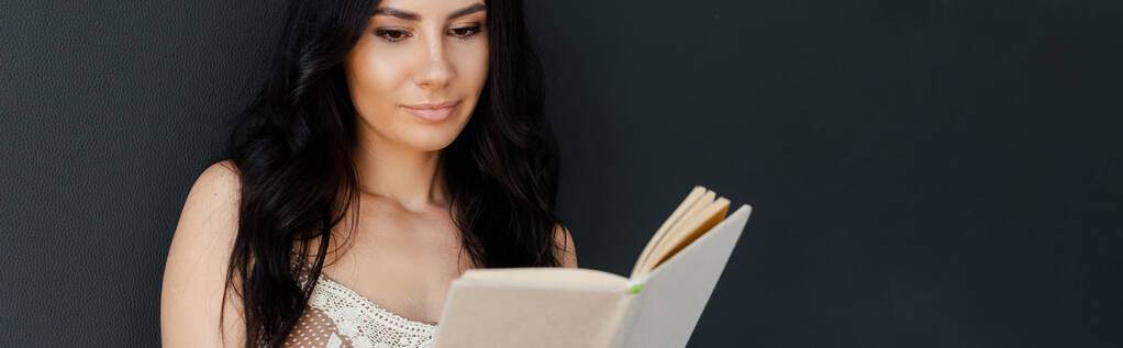 όμορφη ευτυχισμένη γυναίκα ανάγνωση βιβλίο στο κρεβάτι στο σπίτι, ιστοσελίδα κεφαλίδα  - Φωτογραφία, εικόνα