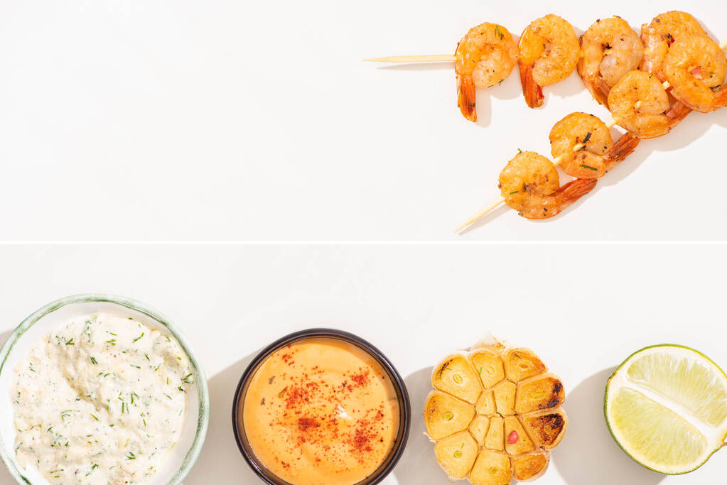 collage de délicieuses crevettes frites sur brochettes à l'ail, citron vert et sauces sur fond blanc
 - Photo, image