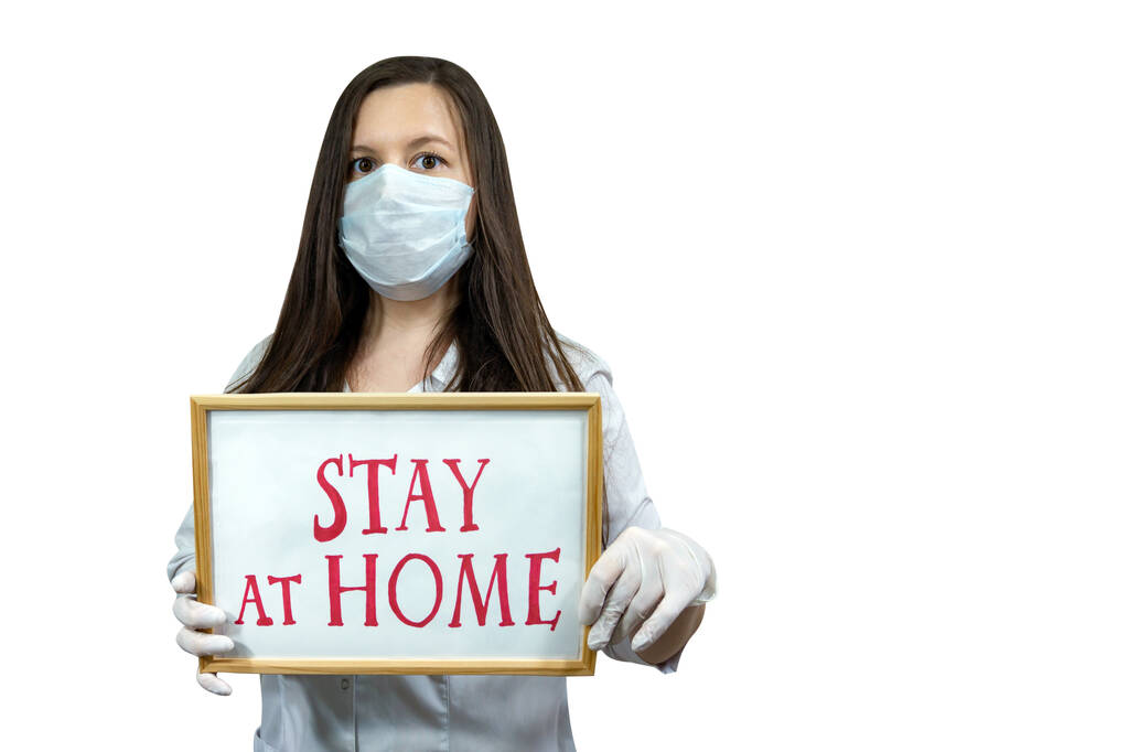 Covid19, coronavirus, női orvos show text maradjon otthon, viseljen orvosi maszkot, hogy megakadályozzák a fogási vírus, fehér köpeny. - Fotó, kép