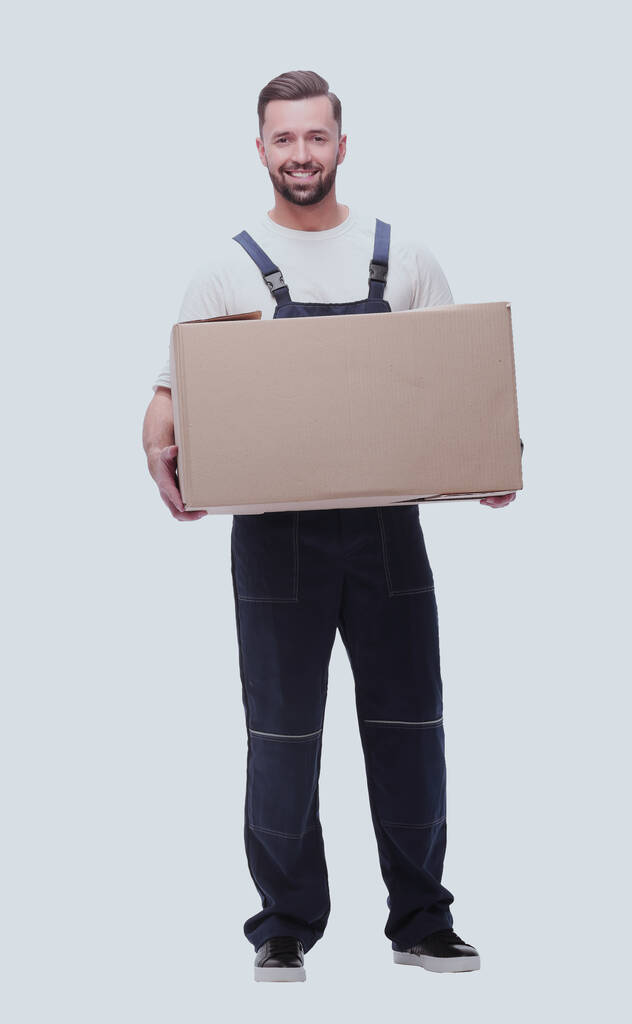 mężczyzna w ubraniu roboczym z kartonowym pudełkiem izolowanym na białym tle - Zdjęcie, obraz