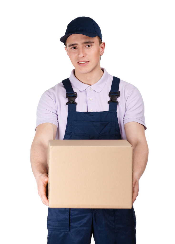 Arbeiter in Overalls bewahrt einen Paketkasten auf - Foto, Bild