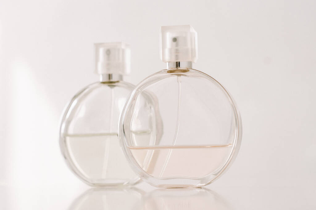 Ilustración de moda acuarela botella de perfume de vidrio azul aislado sobre fondo blanco
. - Foto, imagen