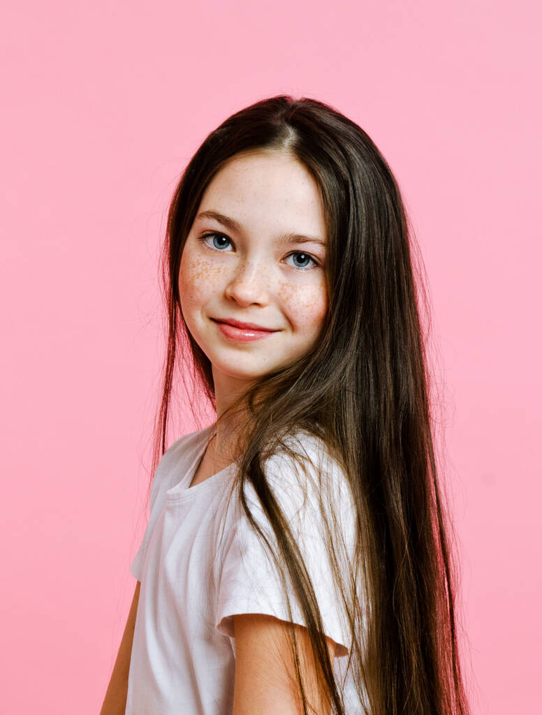 Portret uroczej, uśmiechniętej dziewczynki, nastolatki odizolowanej na różowym tle - Zdjęcie, obraz