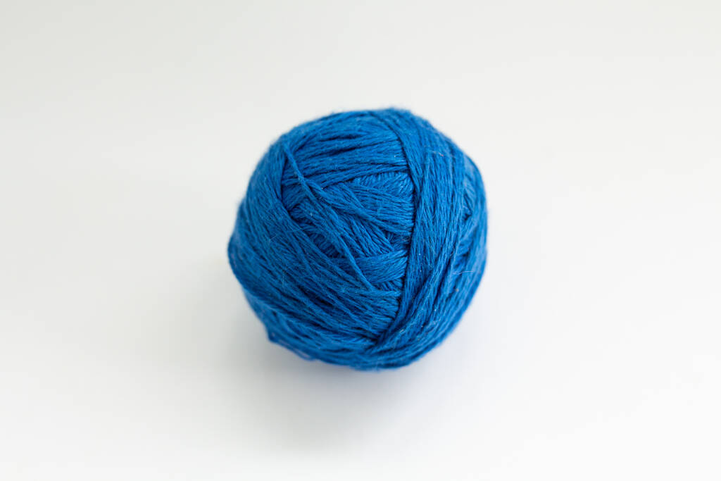 bola de hilo azul sobre fondo blanco
 - Foto, imagen