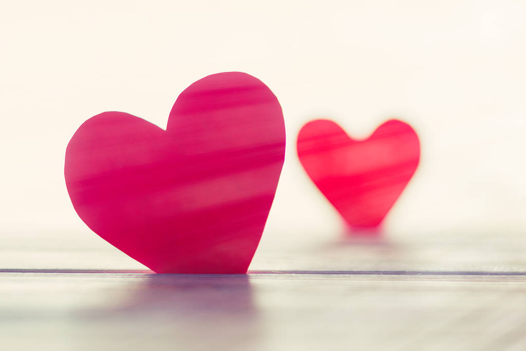 Zwei Herzen zum Valentinstag. Das Konzept der Liebe, der Liebesbeziehungen. - Foto, Bild