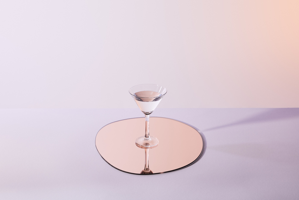 verre à cocktail avec liquide sur miroir avec réflexion
 - Photo, image