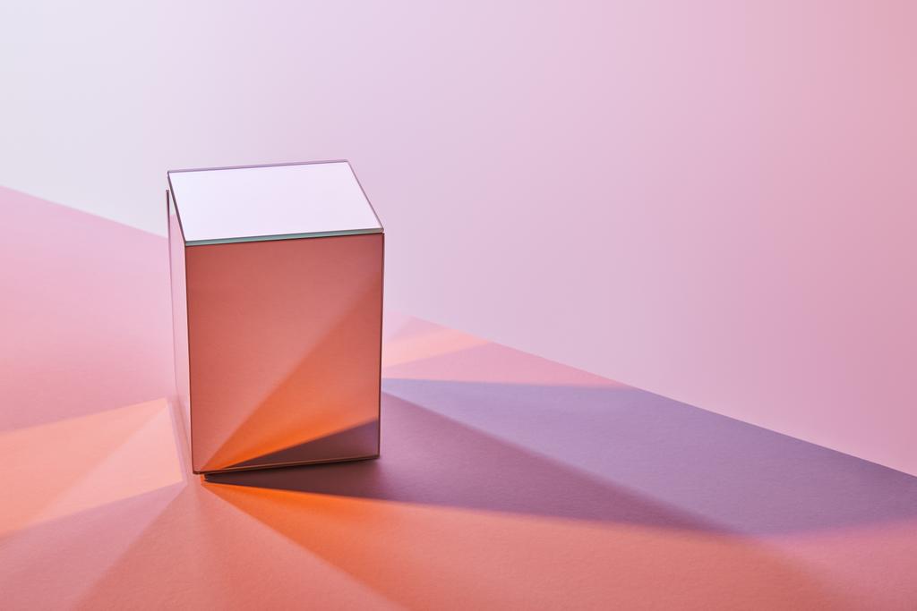 cubo con reflejo de luz en la superficie sobre fondo violeta y rosa
 - Foto, imagen