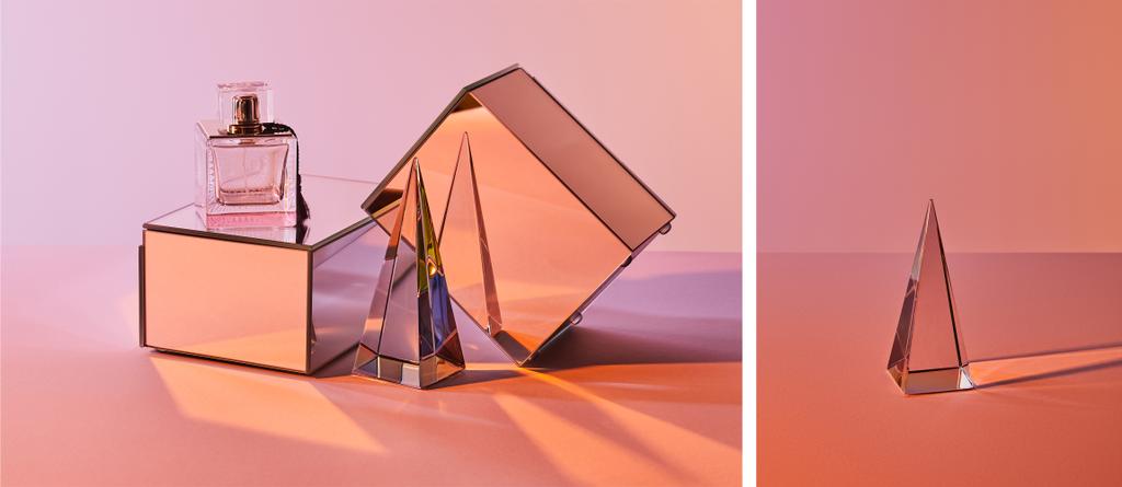 κολάζ από κρύσταλλο διαφανή πυραμίδα και μπουκάλι άρωμα με κύβους καθρέφτη σε ροζ φόντο - Φωτογραφία, εικόνα