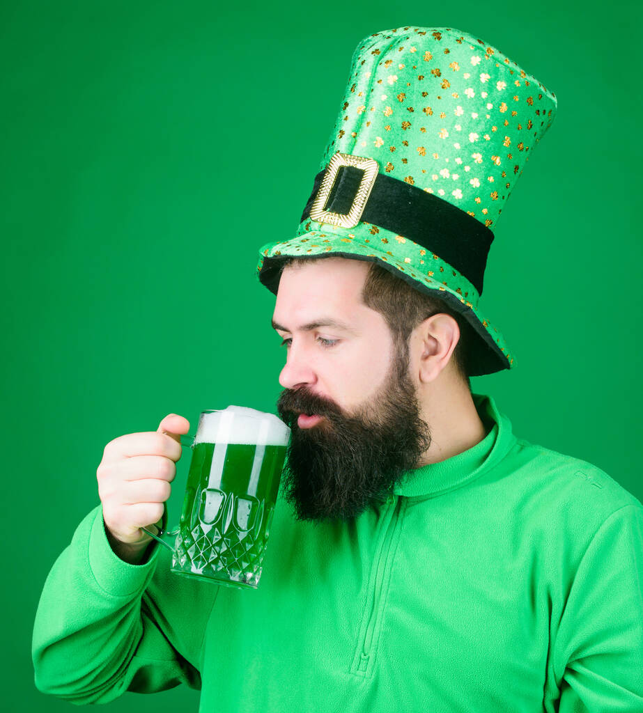 Vamos começar a festa dos patricks. Tradição irlandesa. Homem brutal hipster barbudo beber cerveja. Um pub irlandês. Beber cerveja parte celebração. Bar menu sazonal de férias. Cerveja tradicional verde tingida. Bebida alcoólica - Foto, Imagem