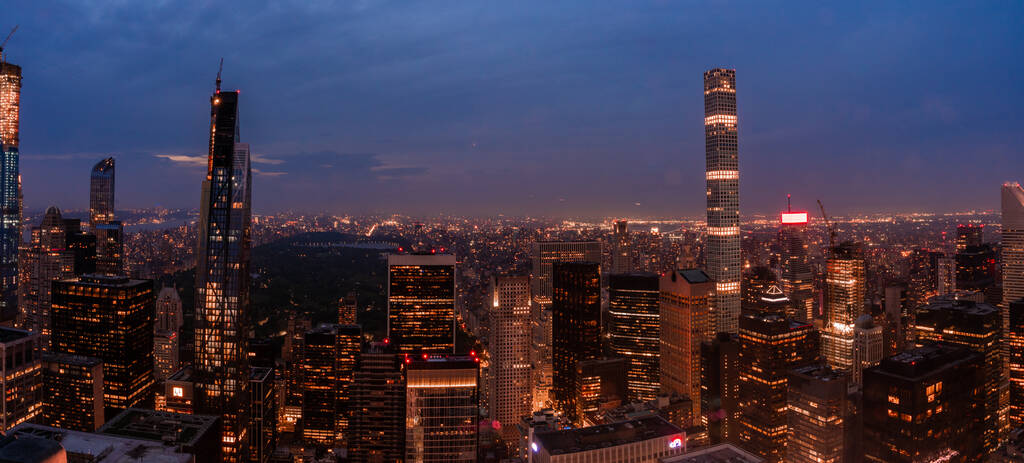 New York City horizon nocturne avec paysage urbain et gratte-ciel à Manhattan - Photo, image