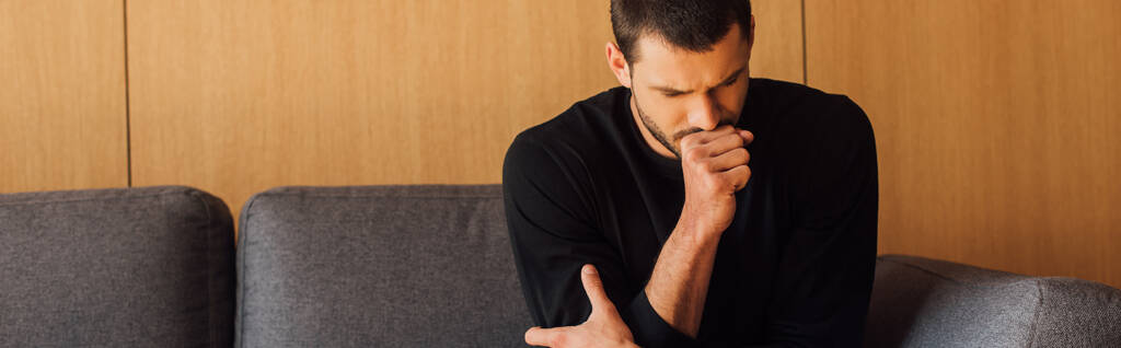 colheita horizontal de homem doente tosse em casa
  - Foto, Imagem