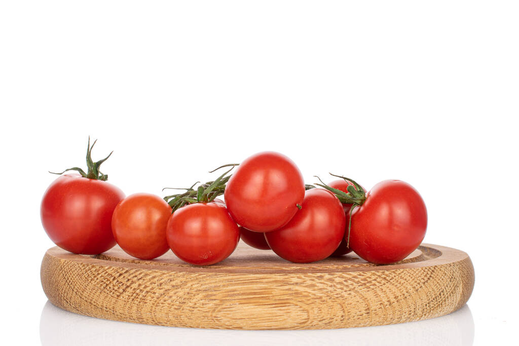 Bir sürü taze kırmızı kiraz domatesi ahşap tabakta, beyazda izole edilmiş. - Fotoğraf, Görsel