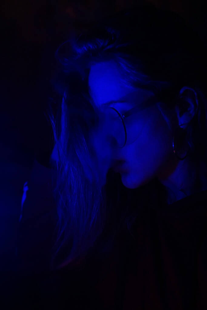 Gros plan portrait de vaping girl en néon lumière bleue
 - Photo, image