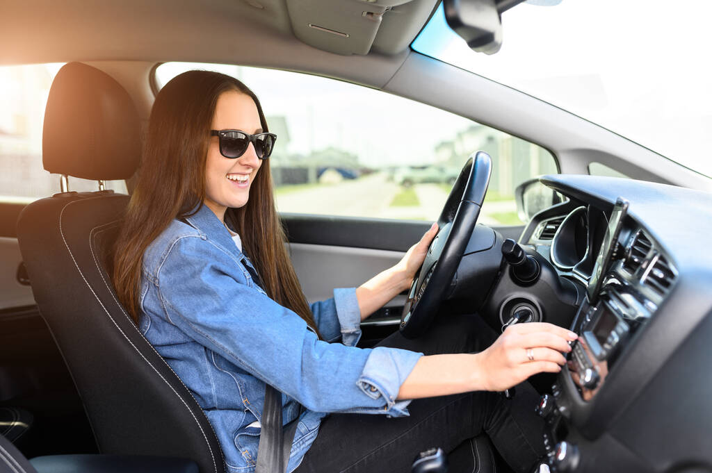 Молодая женщина водит машину
 - Фото, изображение