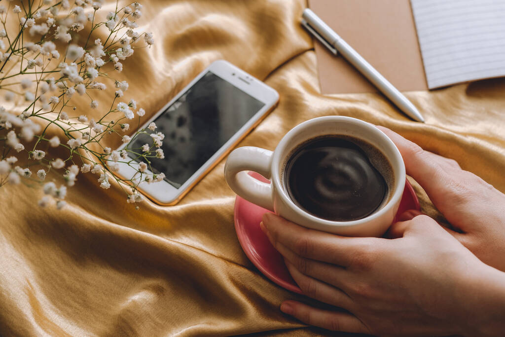 La tazza di caffè in mano, notebook sullo sfondo
. - Foto, immagini