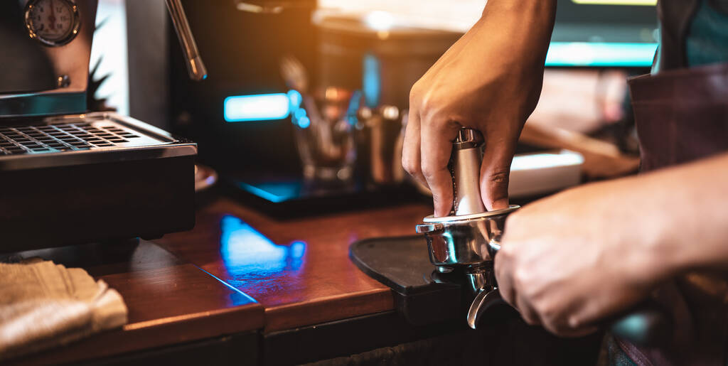 Detailní kávovar, který profesionálně extrahuje kávu od baristy s tmavě bílým sklem ve večerním slunci. káva, extrakce, hluboký, stroj, značka, barista koncept.  - Fotografie, Obrázek