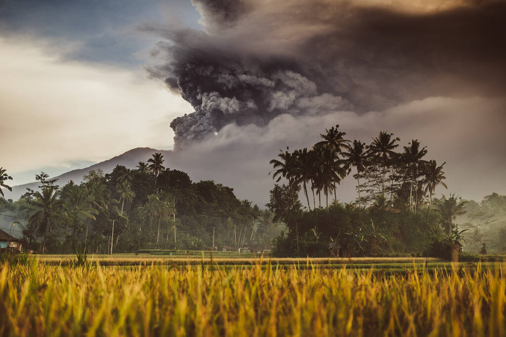 Виверження вулкана Агун в Індонезії (провінція Абанг). - Фото, зображення