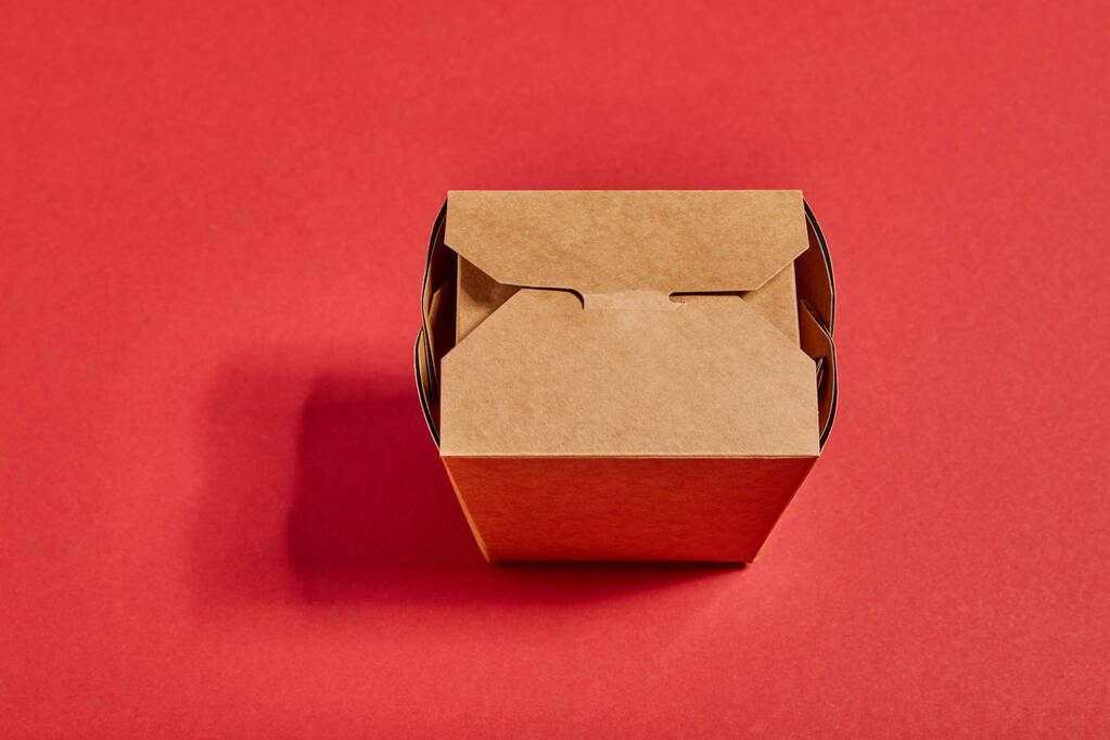 pohled shora na krabici s odnášením kartonu na červené - Fotografie, Obrázek