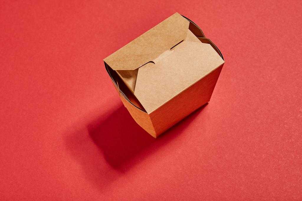 vista superior de la caja de cartón para llevar en rojo
 - Foto, Imagen