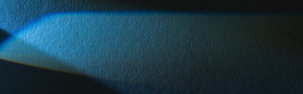 prisme léger avec faisceau sur fond de texture bleue, culture panoramique
 - Photo, image