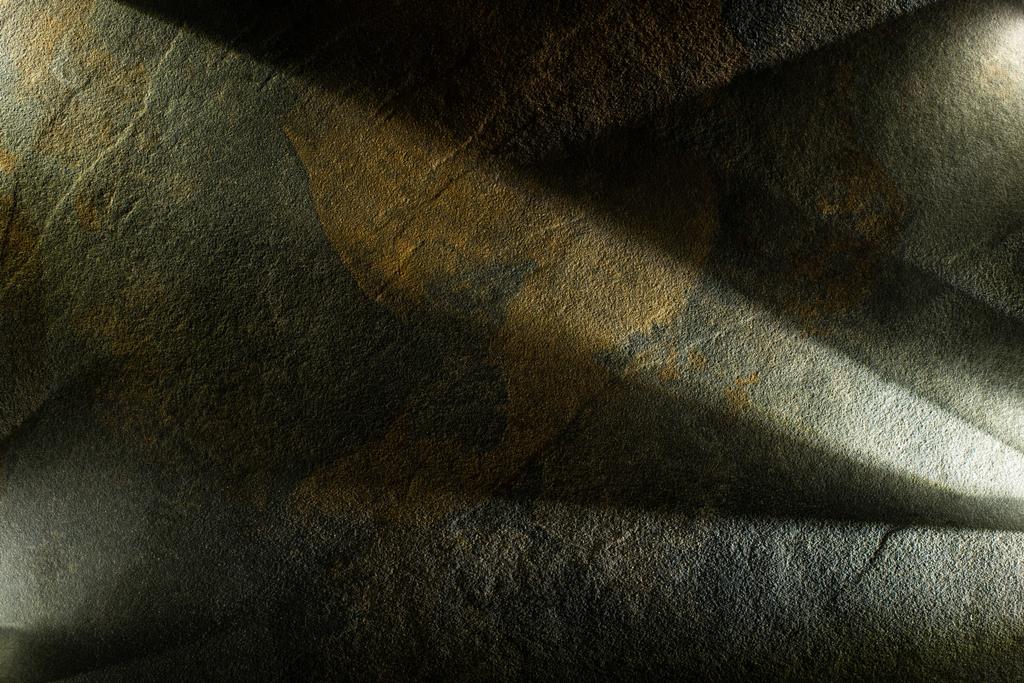 helles Prisma mit Strahlen auf dunklem Steinhintergrund - Foto, Bild