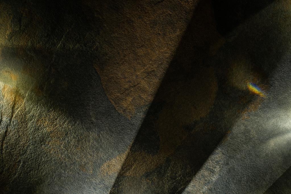 prisme léger avec poutres sur fond de texture de pierre sombre
 - Photo, image