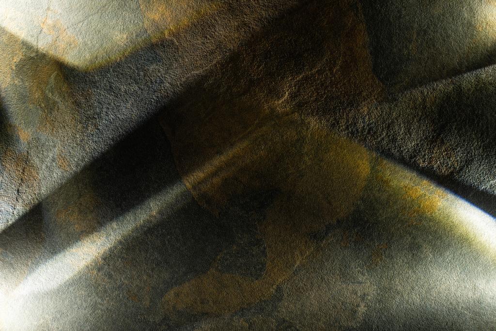 prisma de luz com vigas no fundo de pedra escura
 - Foto, Imagem