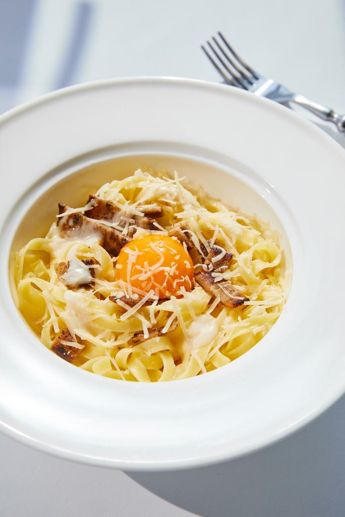 Nahaufnahme von köstlichen Pasta Carbonara mit Gabel serviert - Foto, Bild