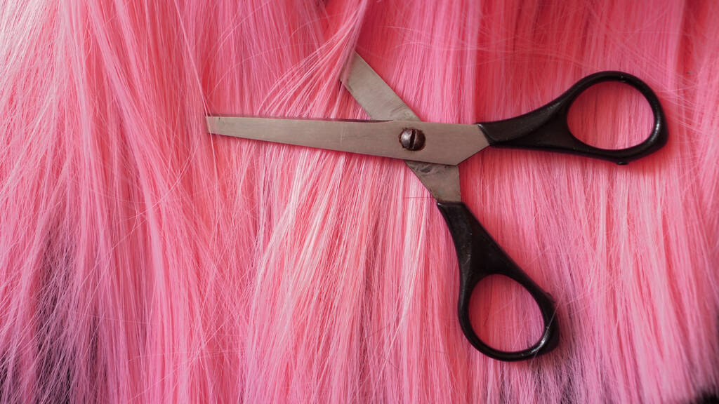 Περούκα και ψαλίδι - ροζ περούκα - χτένισμα φόντο - Φωτογραφία, εικόνα