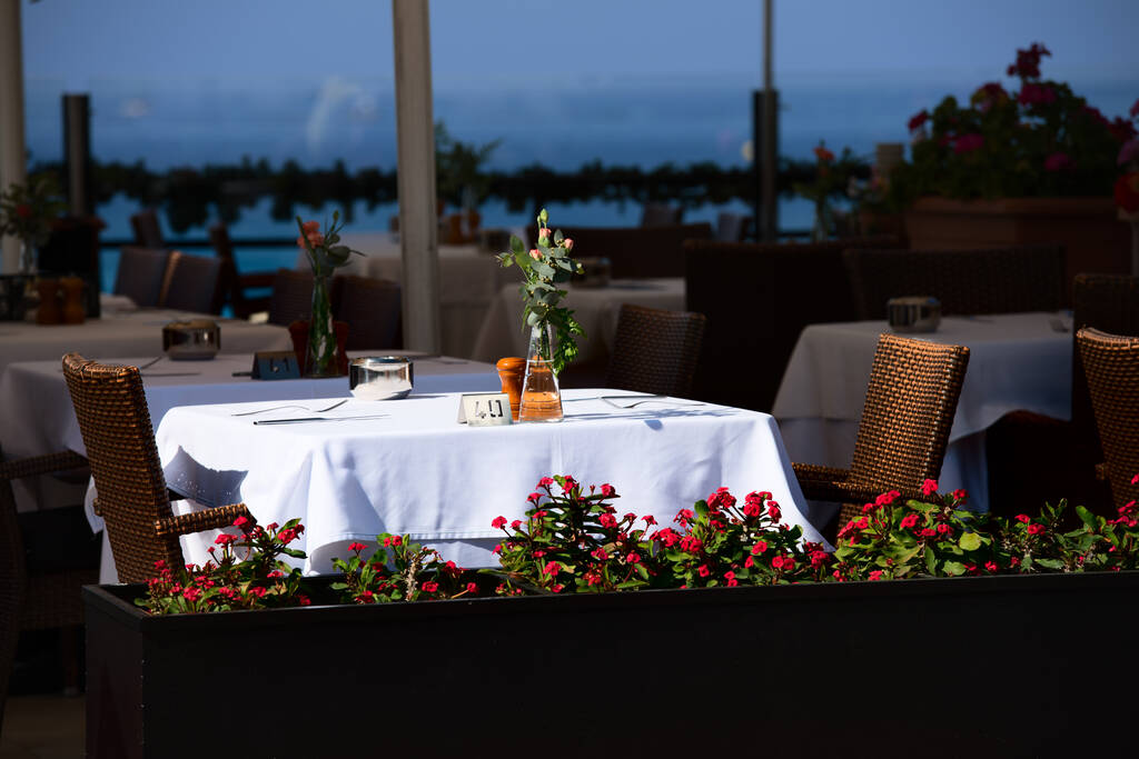 Vacías mesas de restaurantes al aire libre por la noche en Tenerife, España
 - Foto, imagen