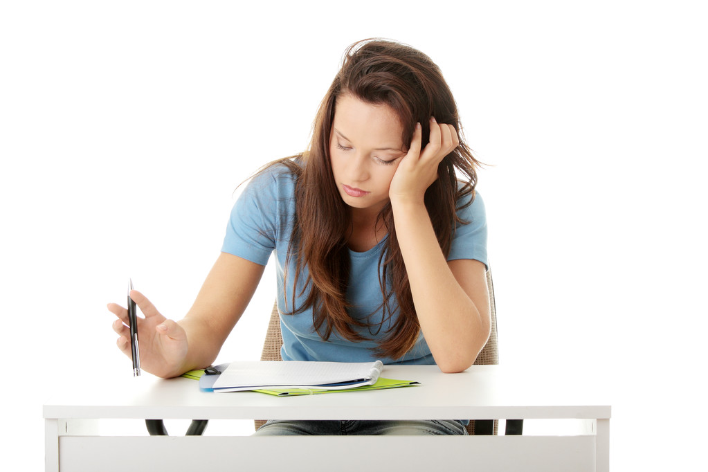 Девочка-подросток учится за столом усталая
 - Фото, изображение