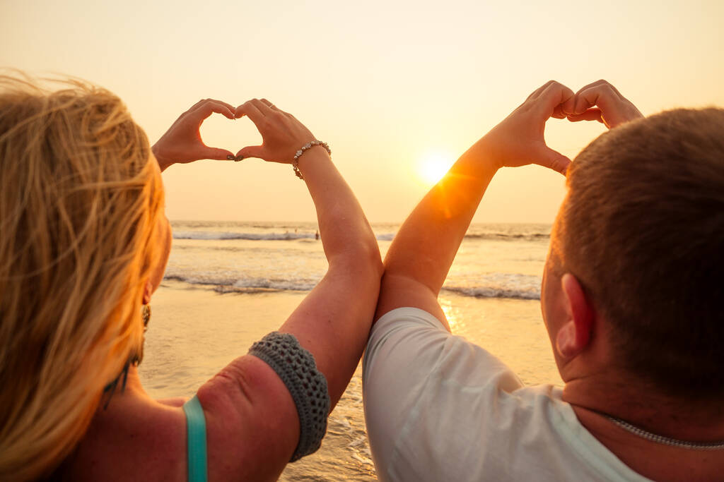 Vacanza coppia che cammina sulla spiaggia insieme innamorati al tramonto goa
 - Foto, immagini