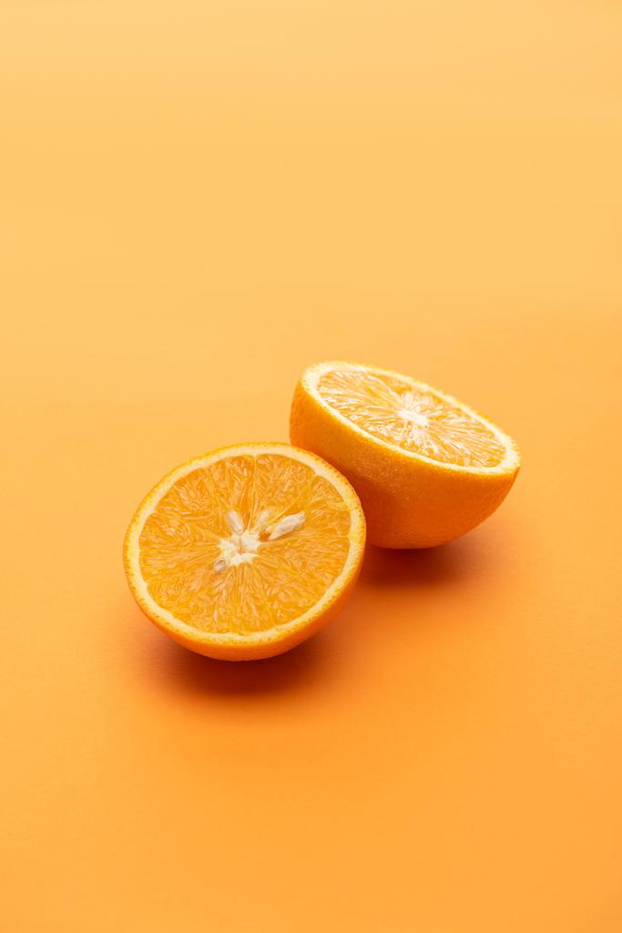 reife saftige orangefarbene Hälften auf buntem Hintergrund - Foto, Bild