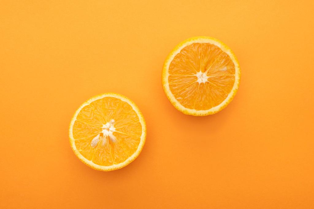 vista superior de jugosas rebanadas de naranja sobre un fondo colorido
 - Foto, imagen