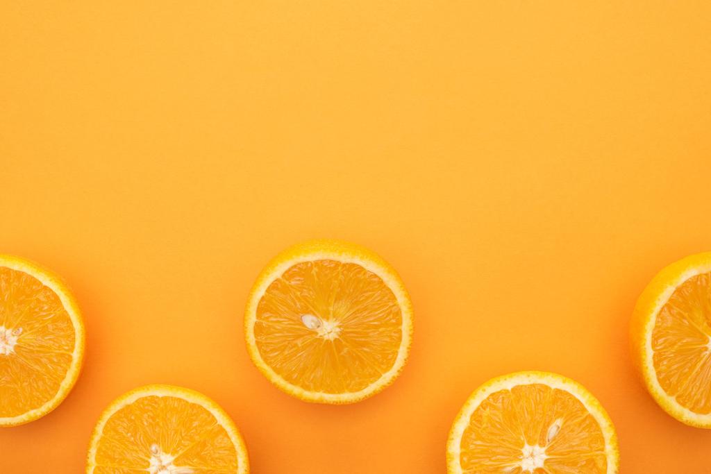 vista superior de las rebanadas de naranja jugosas maduras sobre un fondo colorido con espacio para copiar
 - Foto, imagen
