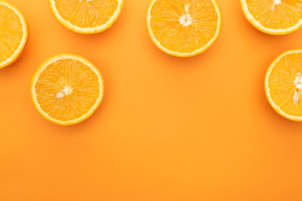 vista superior de las rebanadas de naranja jugosas maduras sobre un fondo colorido con espacio para copiar
 - Foto, Imagen