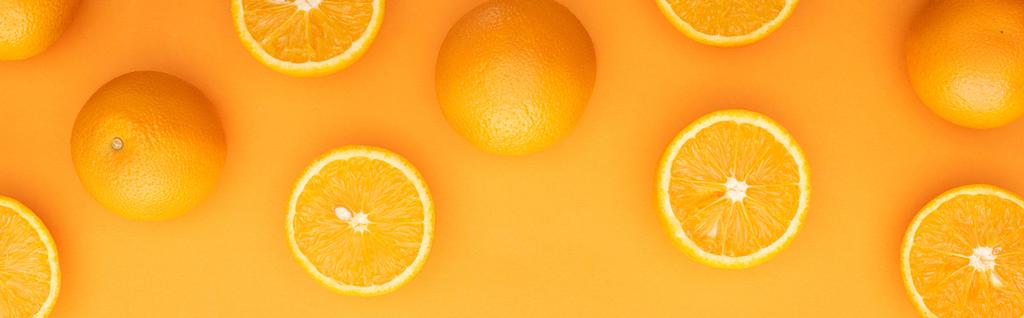 сверху вид спелых апельсинов и ломтиков на красочном фоне, панорамный урожай
 - Фото, изображение
