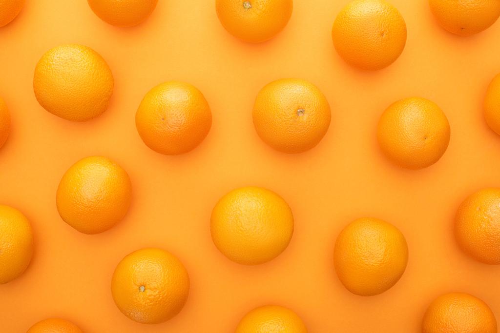 felső nézet érett lédús egész narancs színes háttér - Fotó, kép