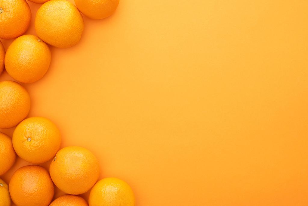 vista superior de naranjas enteras jugosas maduras sobre fondo colorido con espacio de copia
 - Foto, imagen